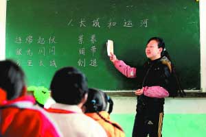 　▲孫影在鞍山小學(xué)上課?！　∩钲谏虉?bào)記者 范國(guó)瑞 攝